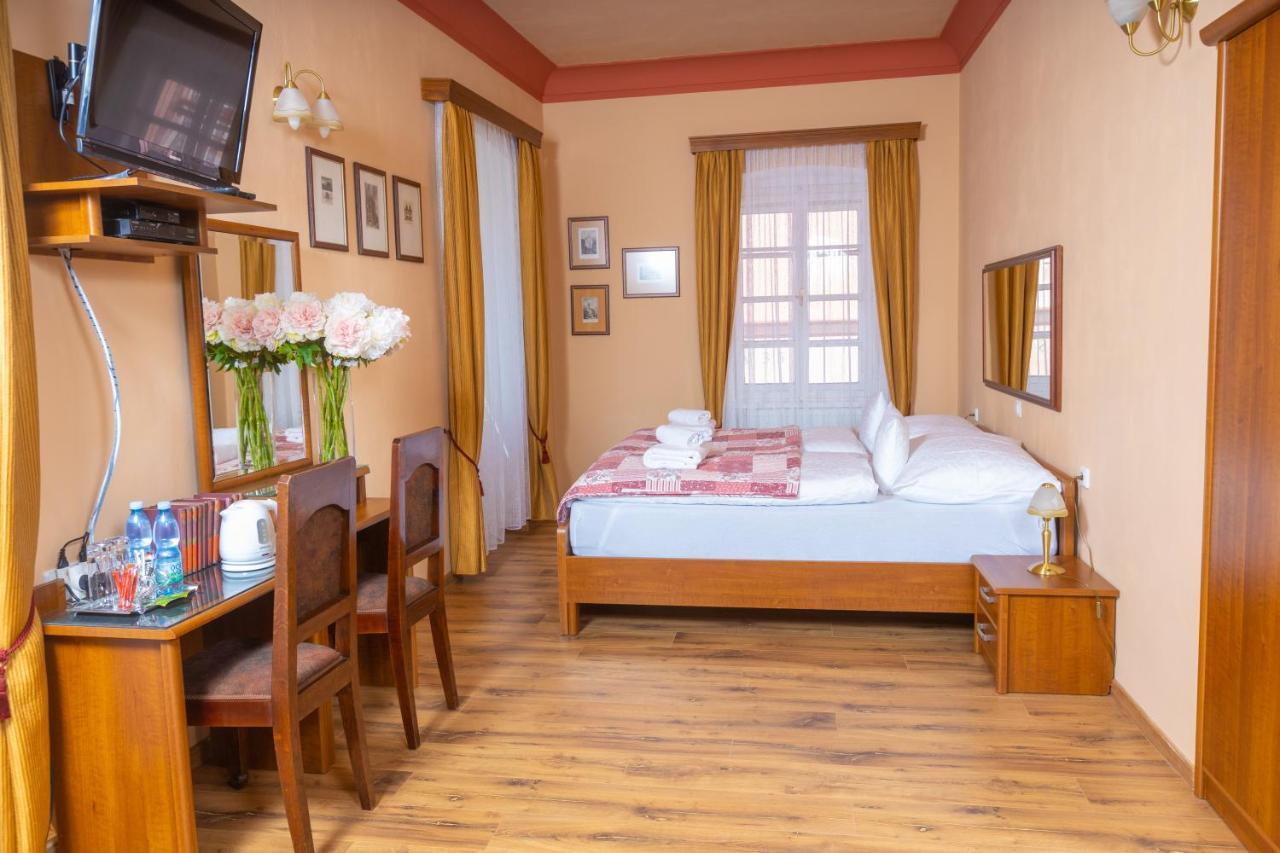 Penzion U Hradku Hotel Kutna Hora Luaran gambar